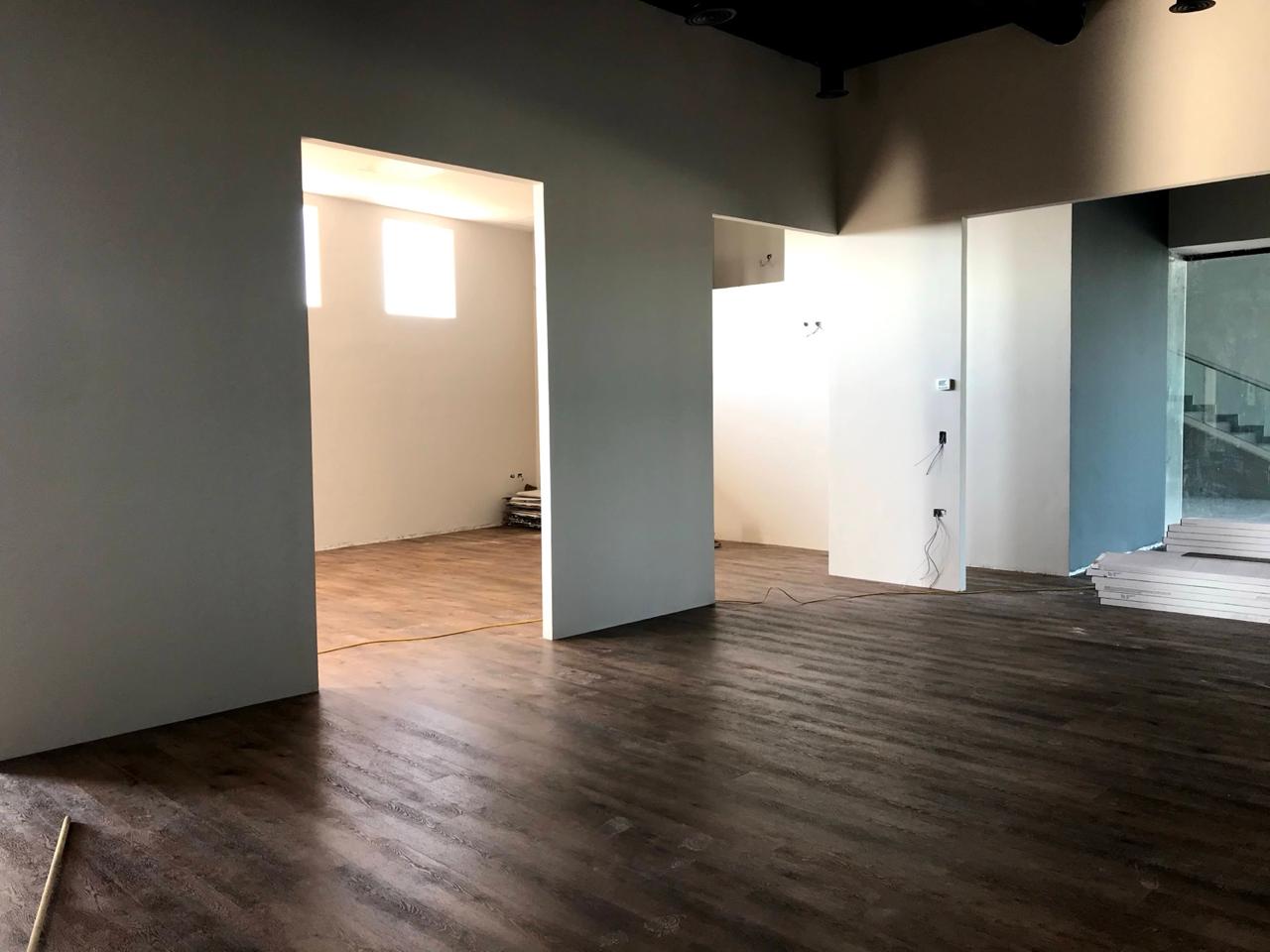 Oficinas en adecuación con piso vinílico tipo madera