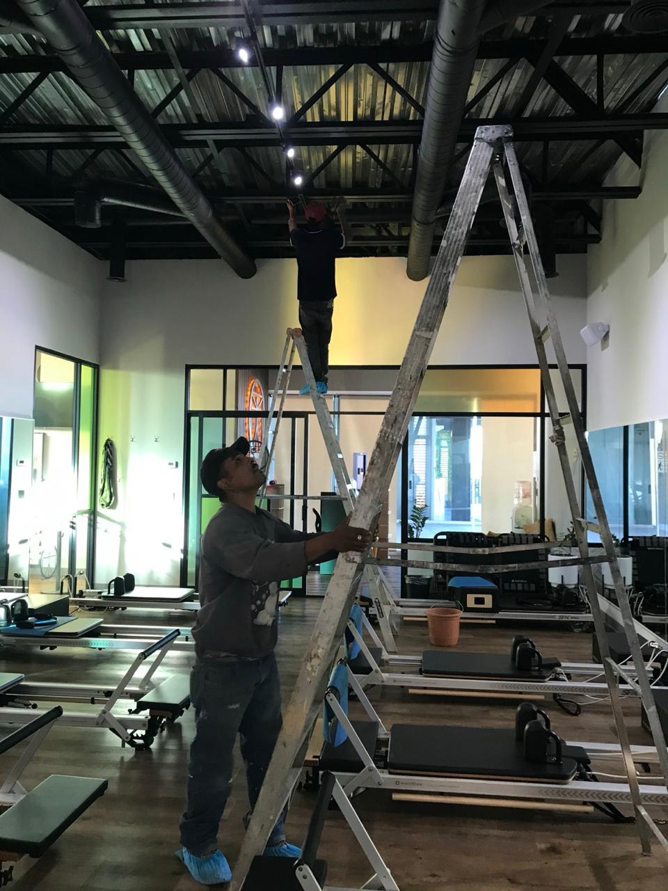 Adecuación de local comercial con trabajos en altura