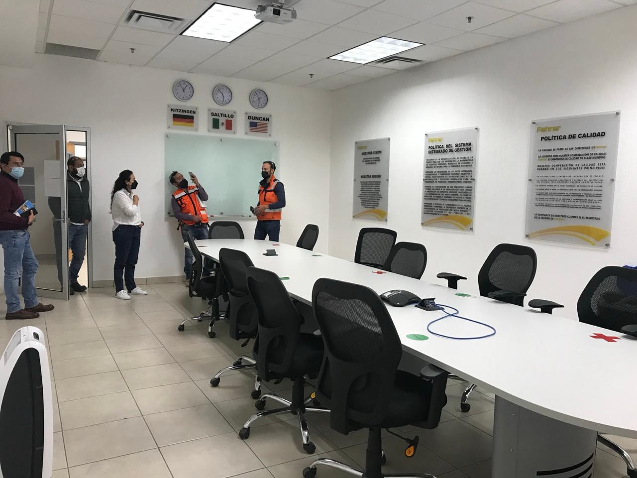 Sala de juntas terminada en uso por el cliente