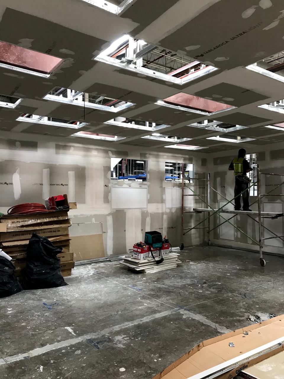 Local en remodelación con plafón abierto y andamios