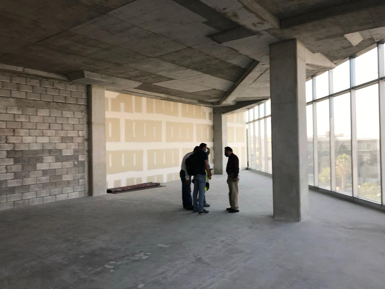 Recorrido de obra con el cliente en planta libre de concreto
