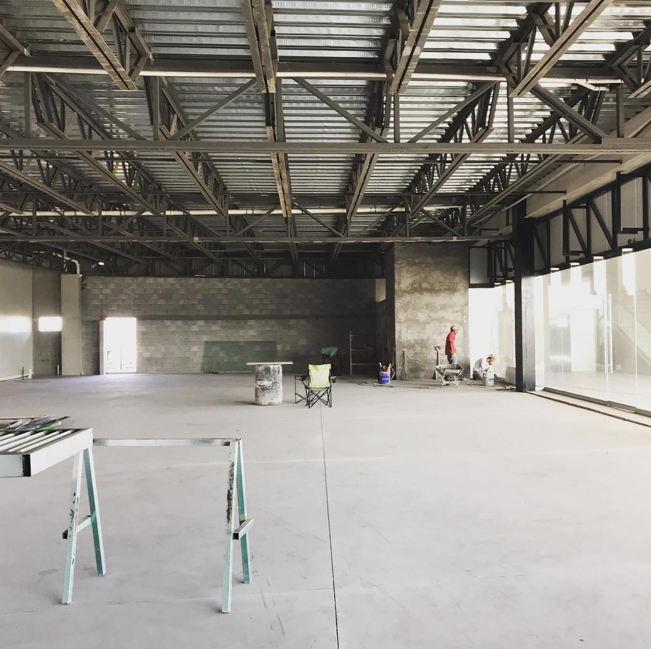 Nave con estructura de acero y cubierta de losacero en obra