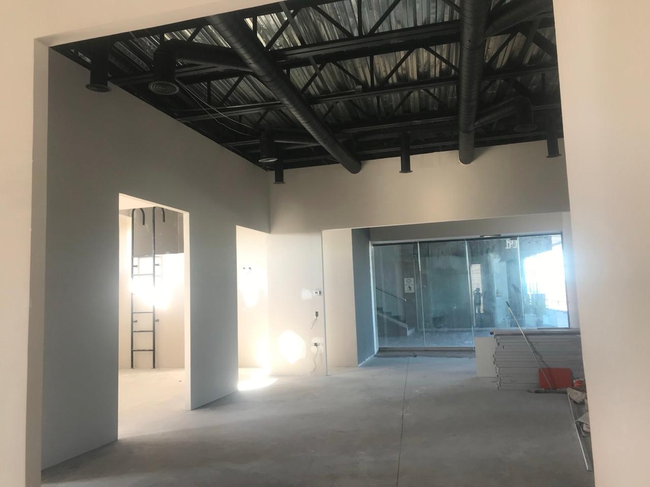 Muros de tablaroca terminados en obra con vista al exterior