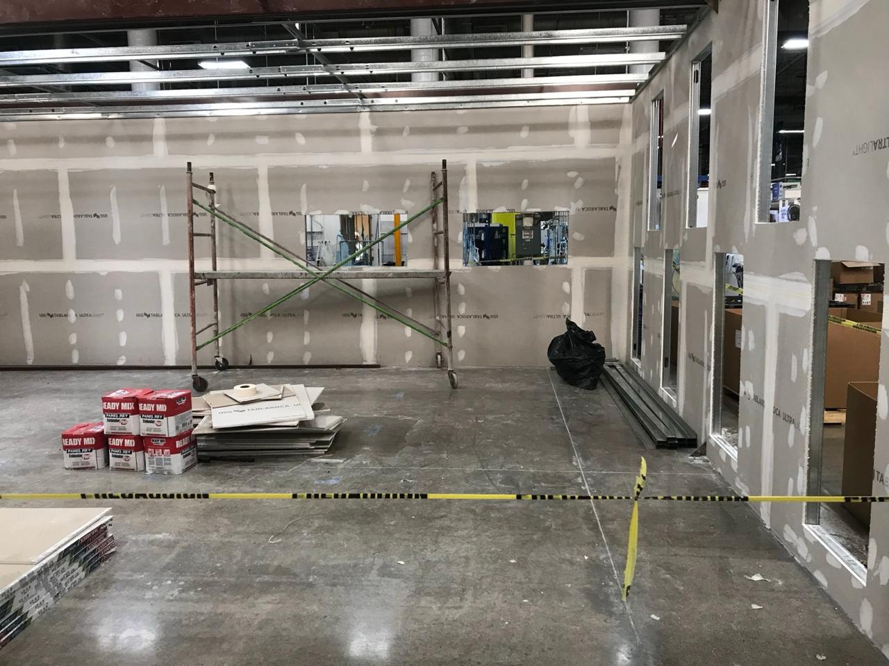 Frente de trabajo delimitado con cinta dentro de nave industrial