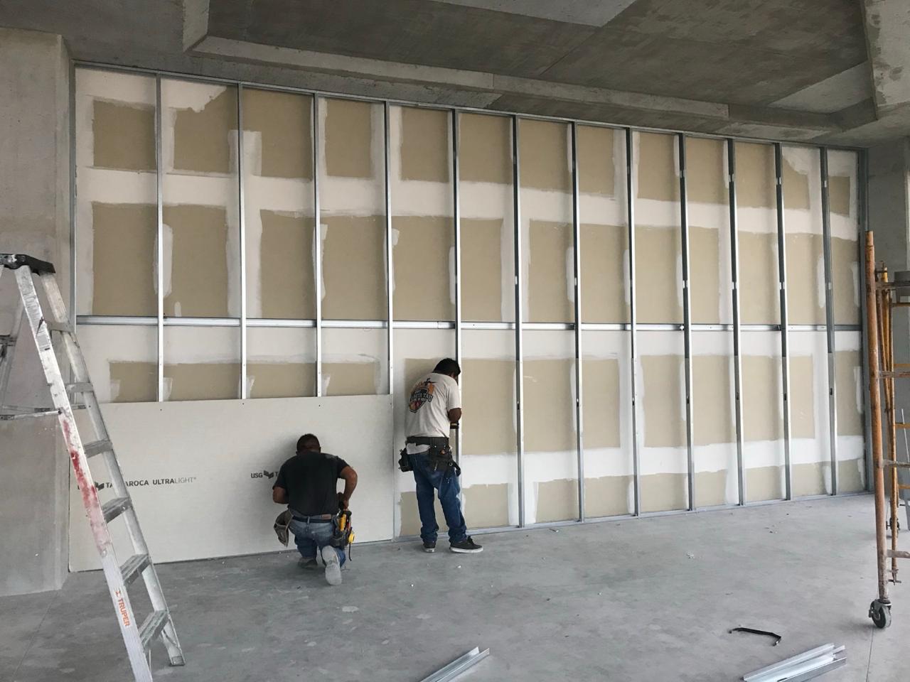 Instalación de muro de tablaroca de gran altura en planta