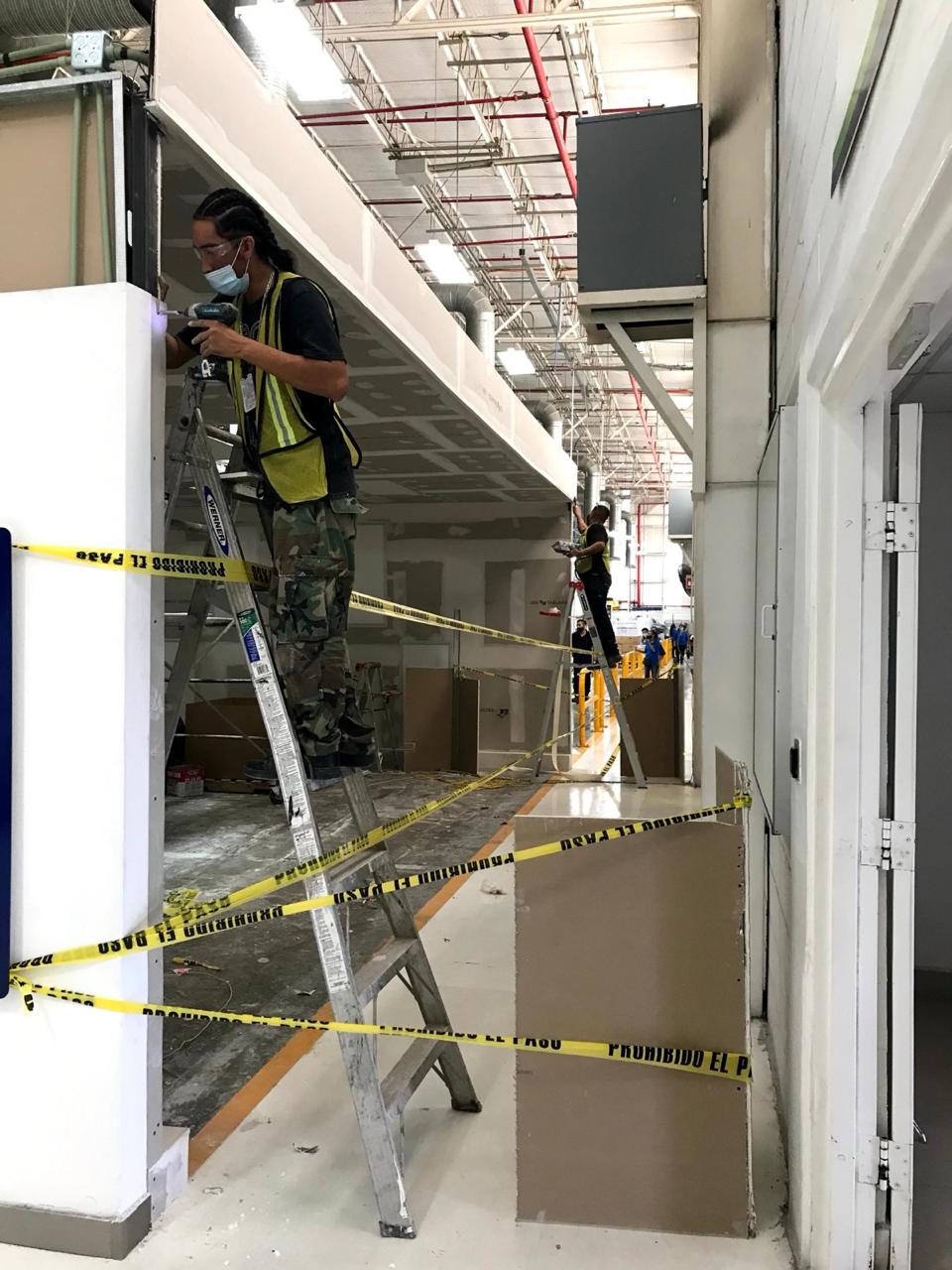 Trabajos en altura delimitados con cinta de precaución en planta
