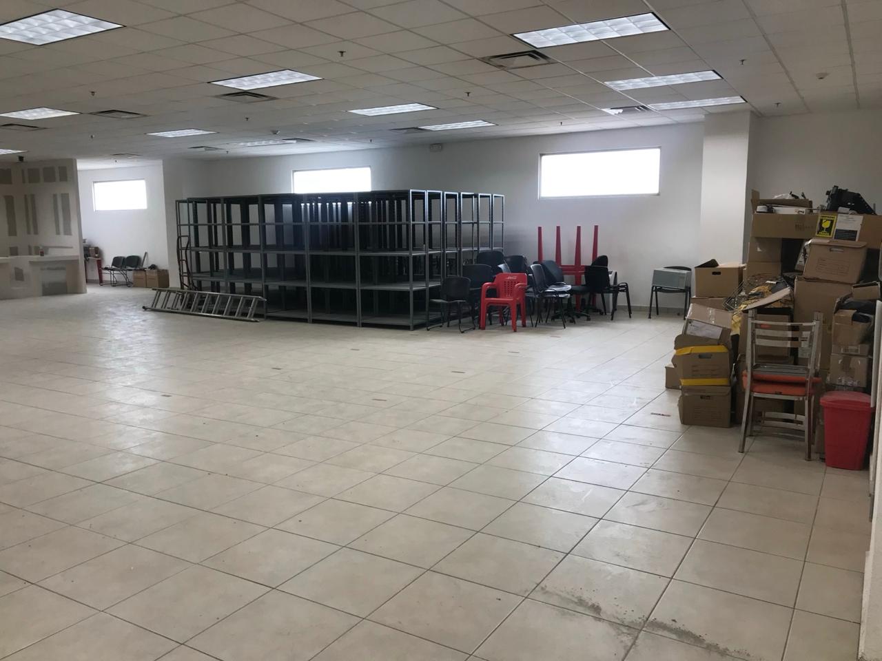 Bodega con estantería metálica lista para operación