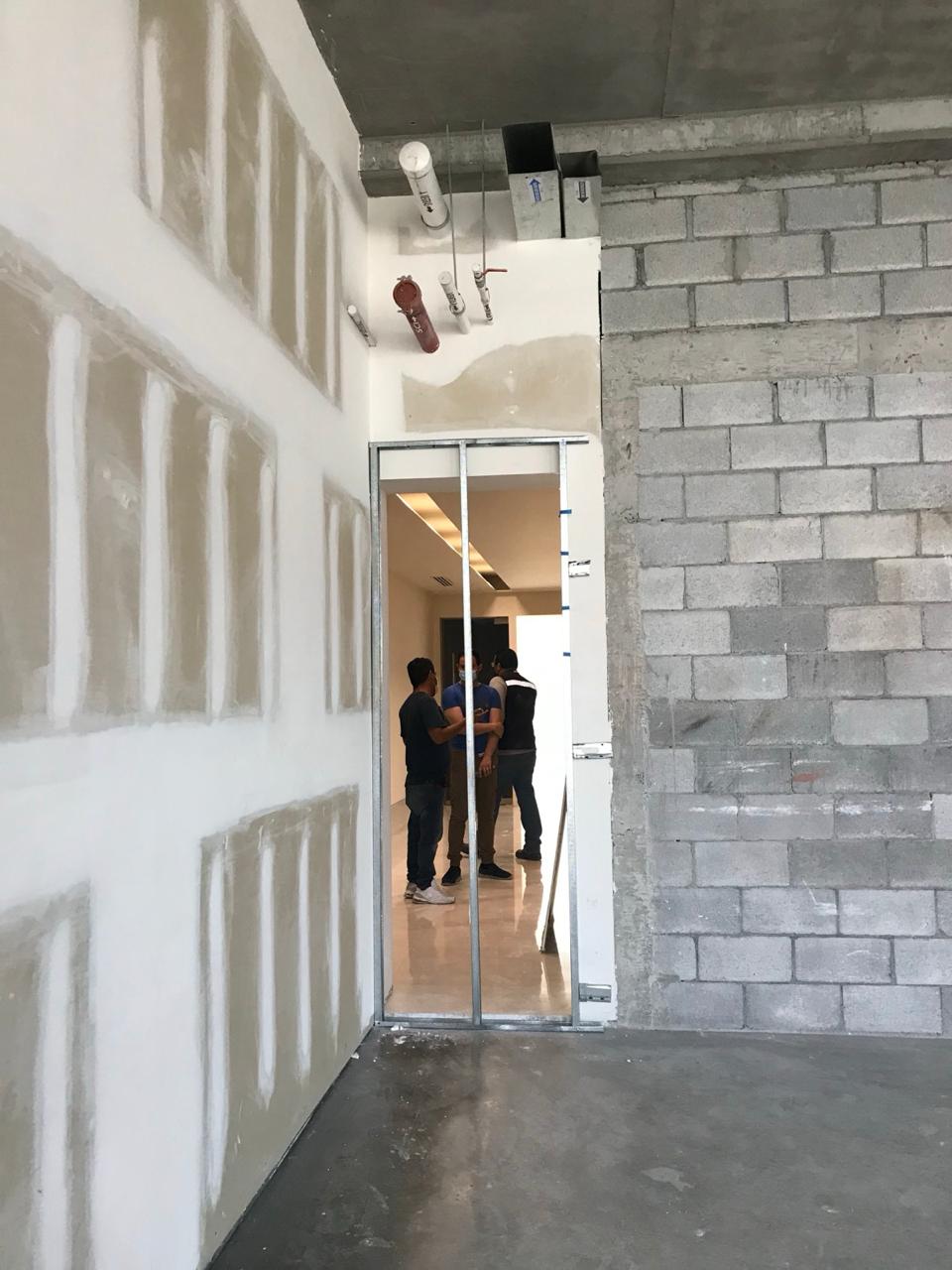 Muro de block y tablaroca en pasillo interior de planta