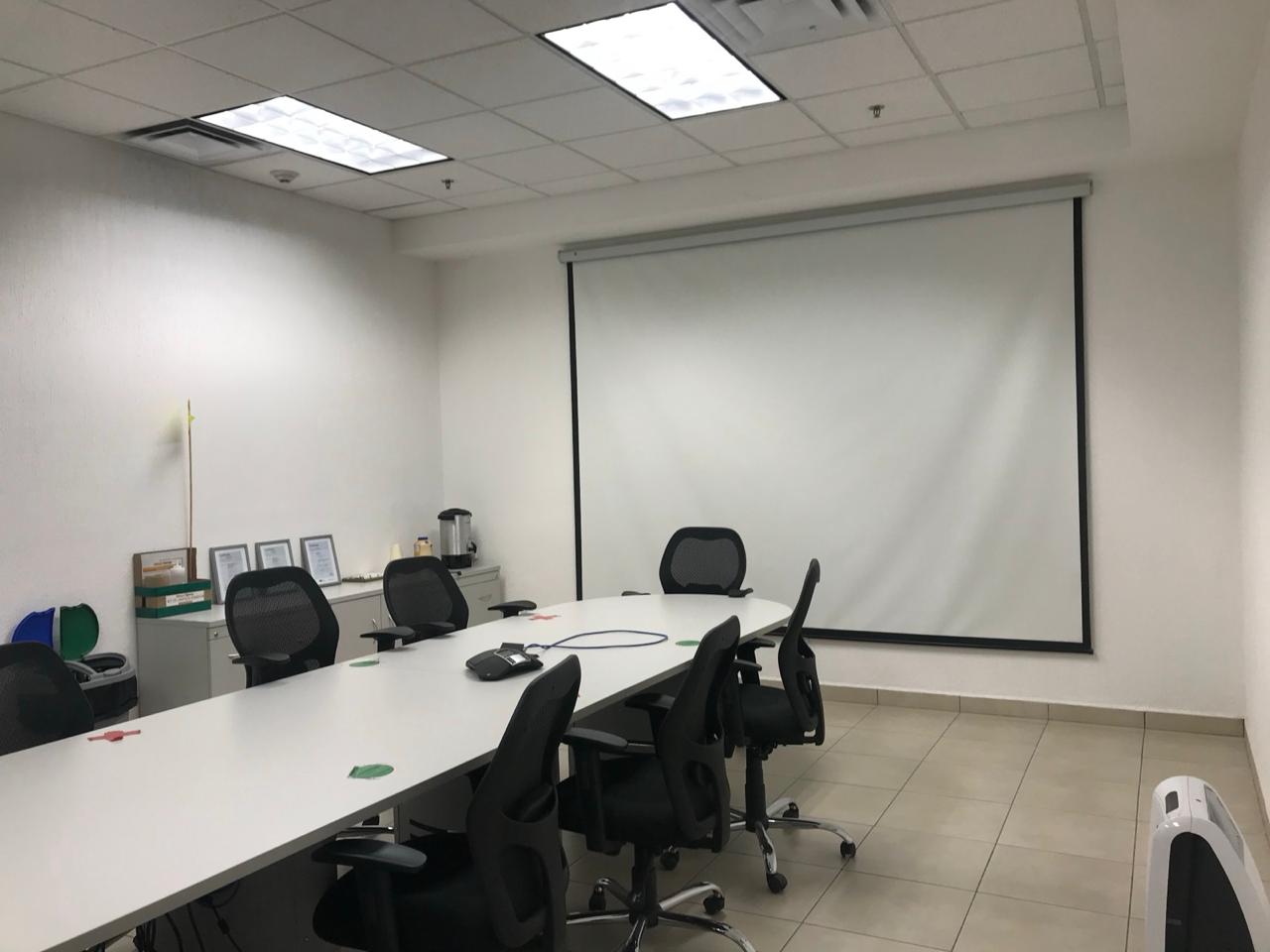 Sala de juntas terminada con mobiliario instalado