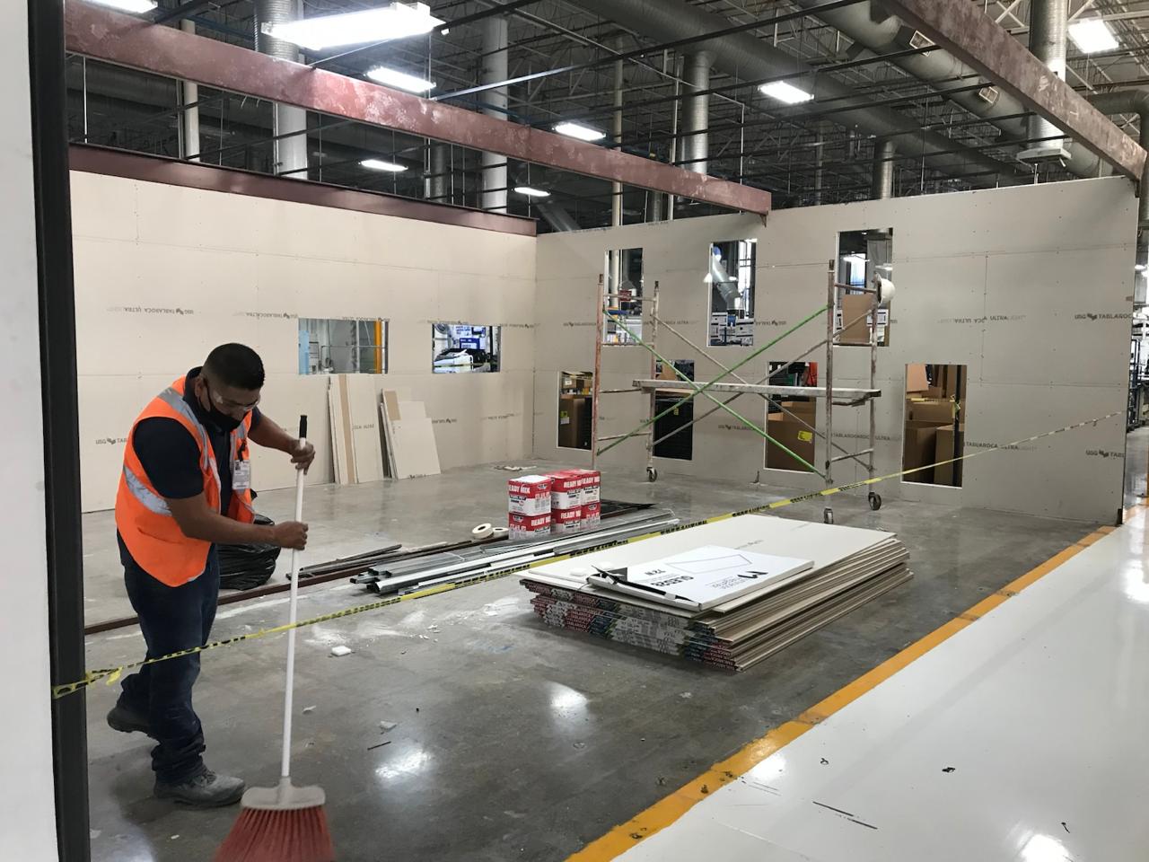 Muros divisorios de tablaroca dentro de nave industrial en operación