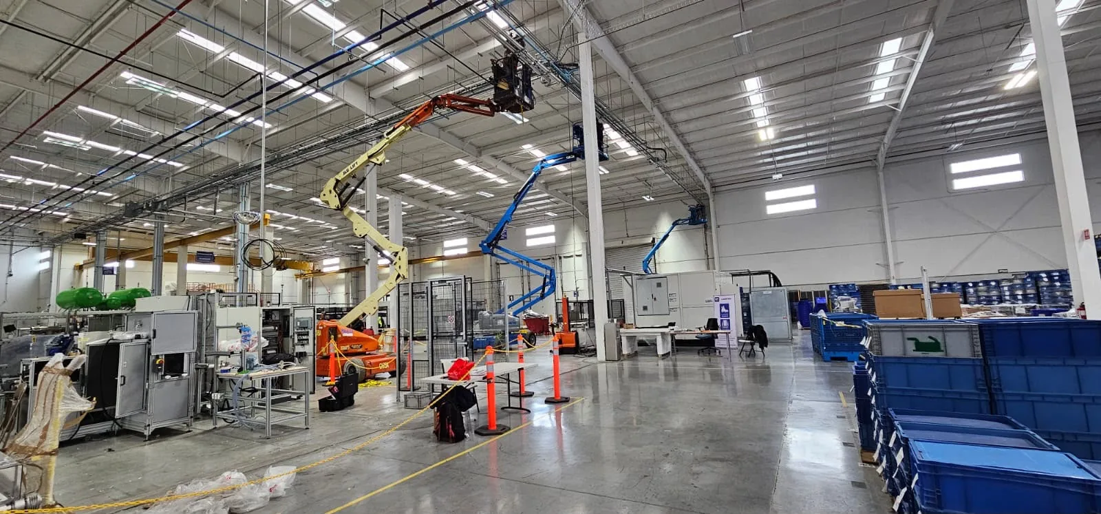 Plataformas de altura trabajando sobre la línea dentro de una planta en operación