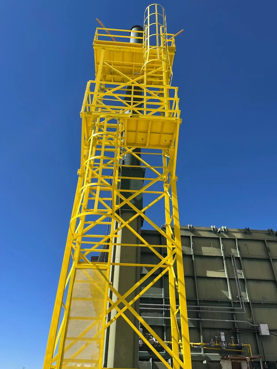 Torre metálica de acceso con barandal y rodapié terminada
